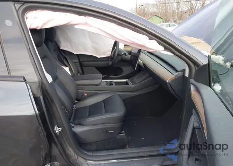 2024 Tesla Model Y Long Range Dual Motor All-Wheel Drive/Rwd z USA, uszkodzony, nr VIN 7SAYGDEDXRF108516